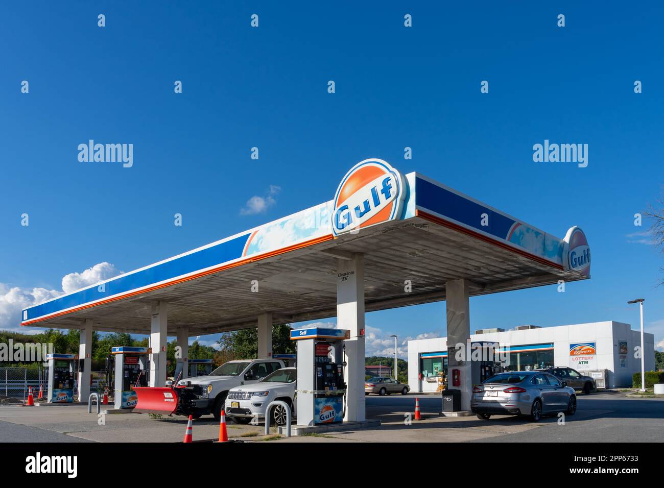 Eine Öltankstelle am Golf. Central Valley, NY, USA, 23. August 2022. Stockfoto