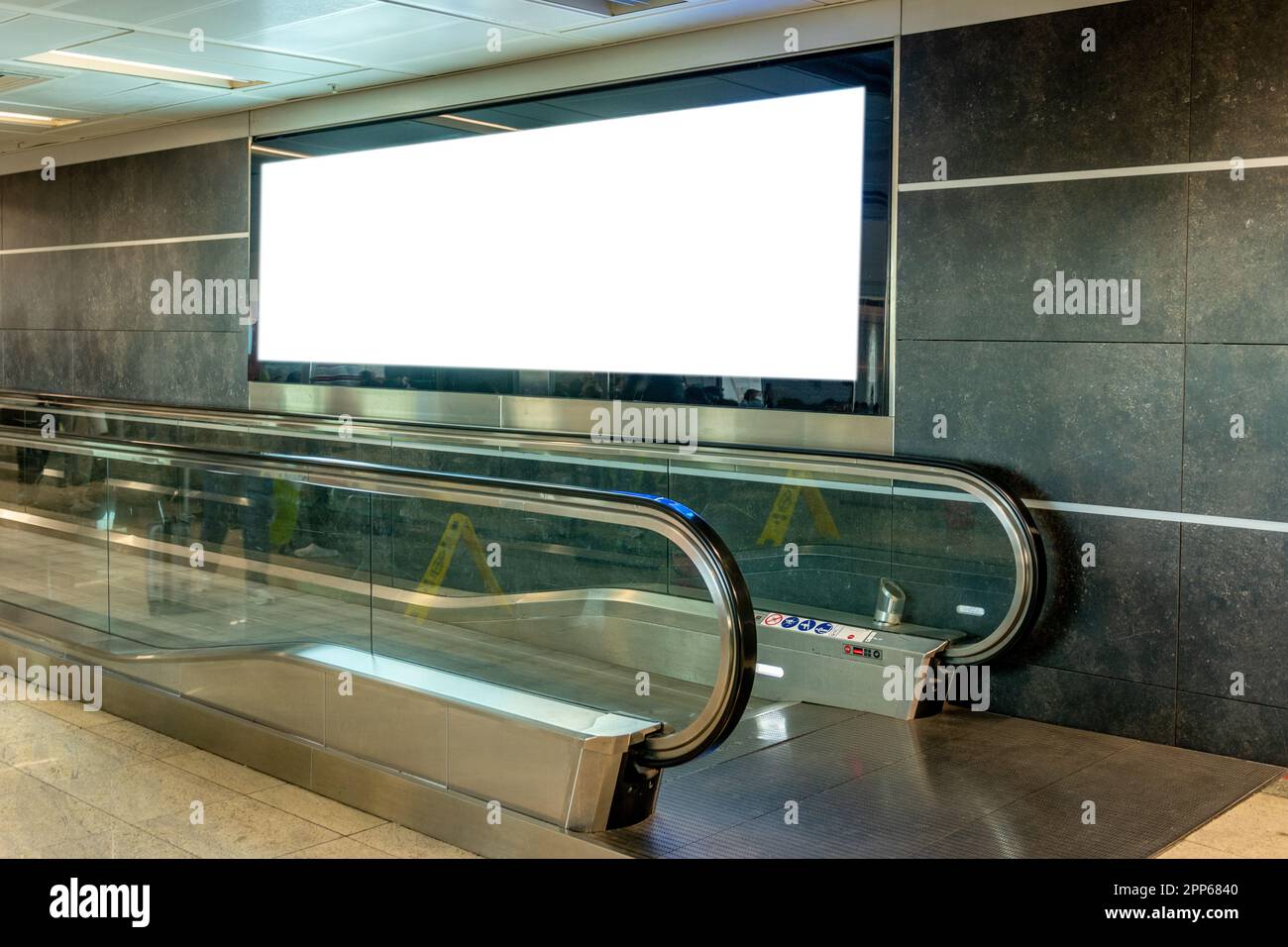 Leerer Reklametafelrahmen für Werbung am Flughafen. Stockfoto