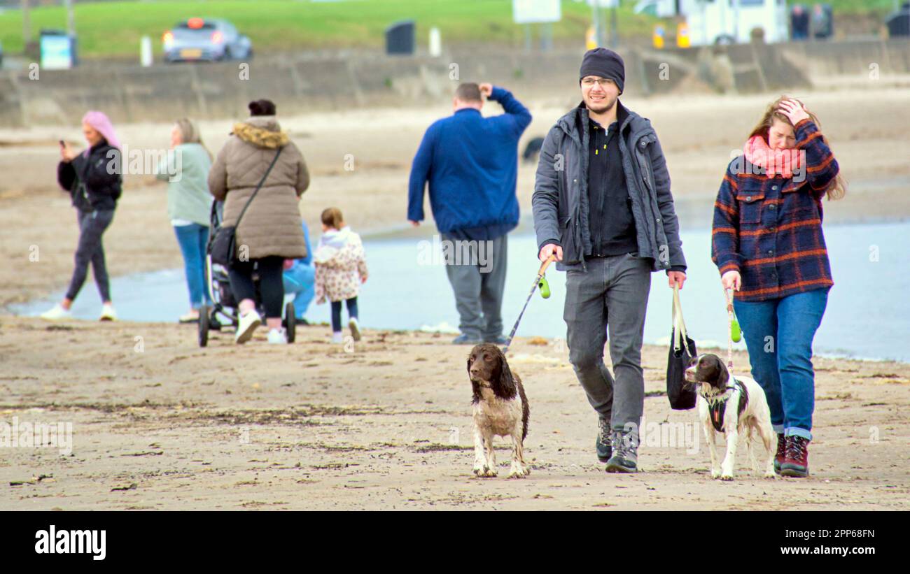 Ayr, Scotland, UK 22. , April 2023. Wetter in Großbritannien: Der sonnige Strand von Ayr begann in der Sommersaison. Credit Gerard Ferry/Alamy Live News Stockfoto