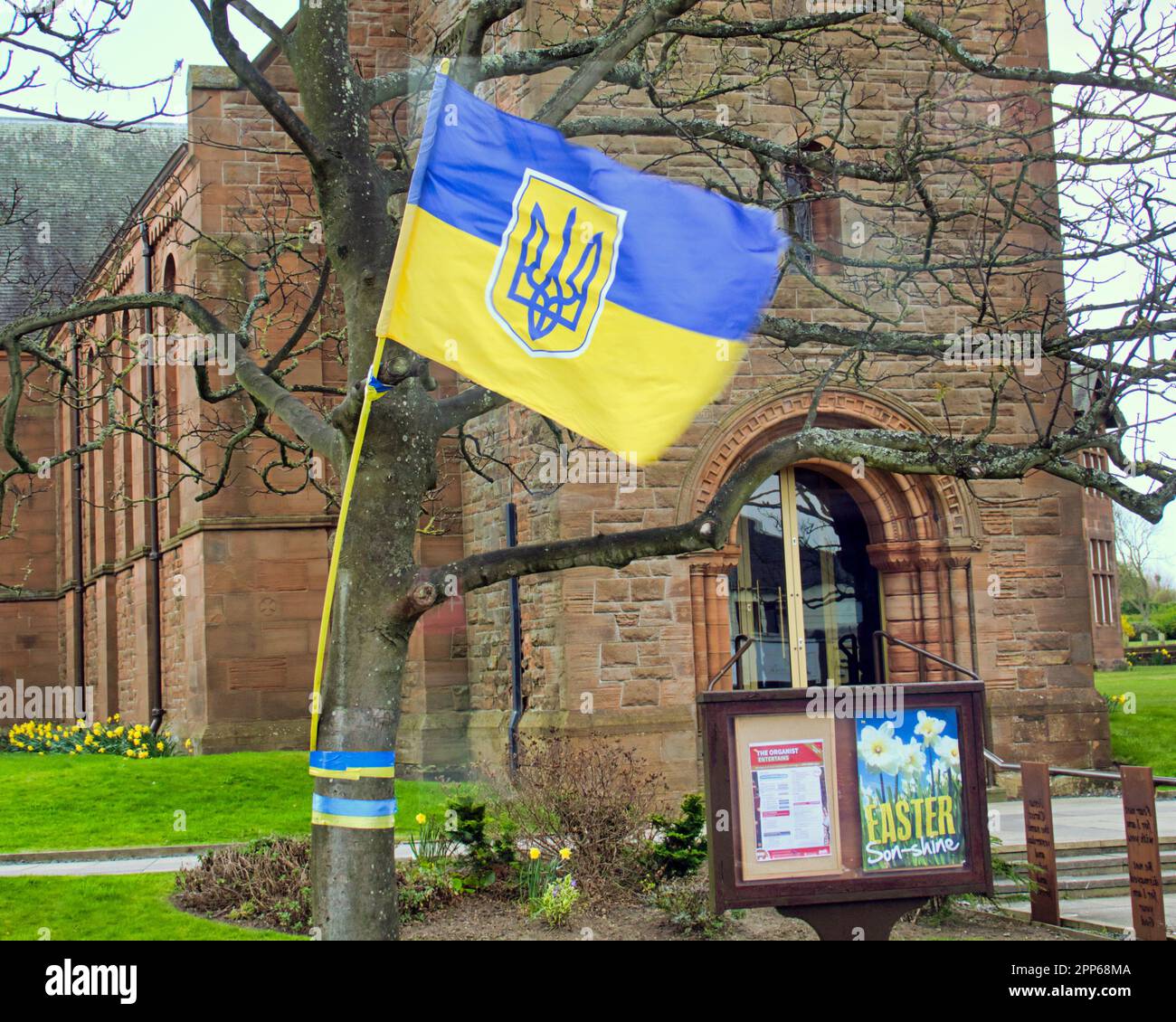 Ayr, Scotland, UK 22. , April 2023. Wetter in Großbritannien: Der sonnige Strand von Ayr begann die Sommersaison. Eine ukrainische Flagge fliegt weiterhin vor einer protestantischen Kirche von schottland in prestwick. Credit Gerard Ferry/Alamy Live News Stockfoto