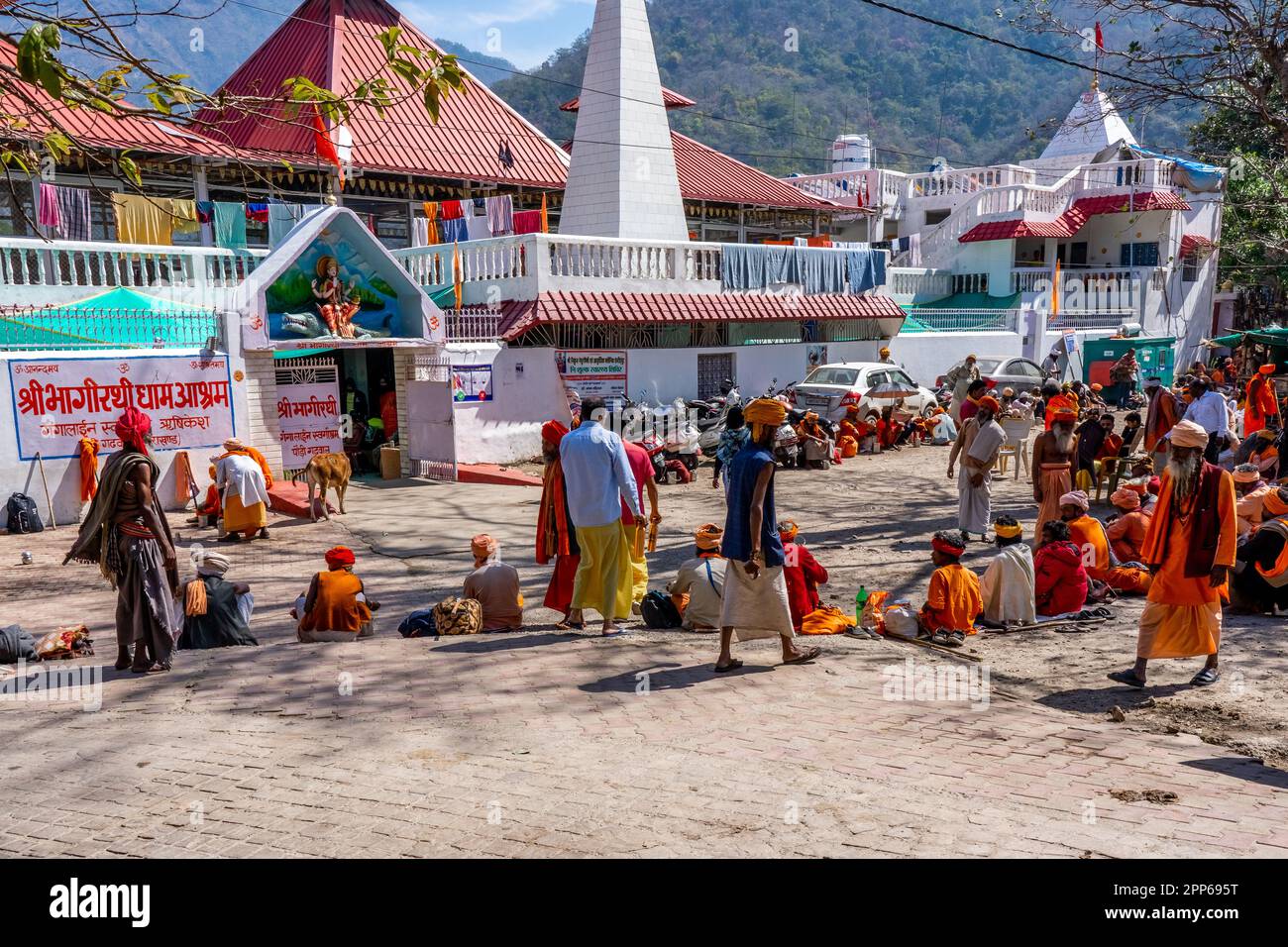 Rishikesh, Indien - 29.03.2023: Hinduistische Pilger in der Nähe eines Tempels in Rishikesh, Uttarakhand. . Hochwertiges Foto Stockfoto