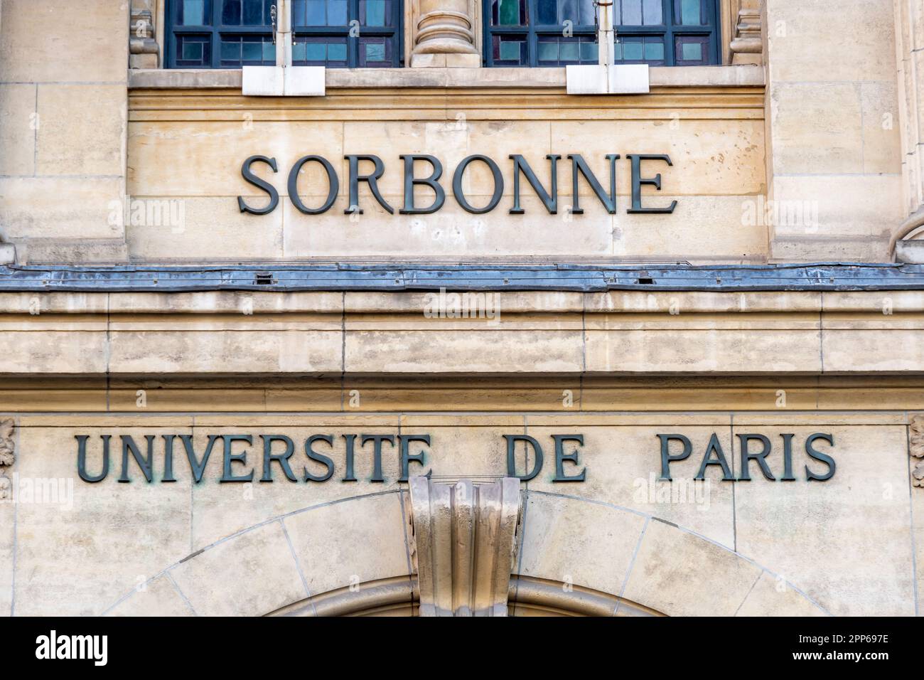 Schild mit der Aufschrift „Sorbonne Universite de Paris“ auf Französisch an der Fassade der Sorbonne, der berühmten Universität in der Rue des Ecoles in Paris, Frankreich Stockfoto