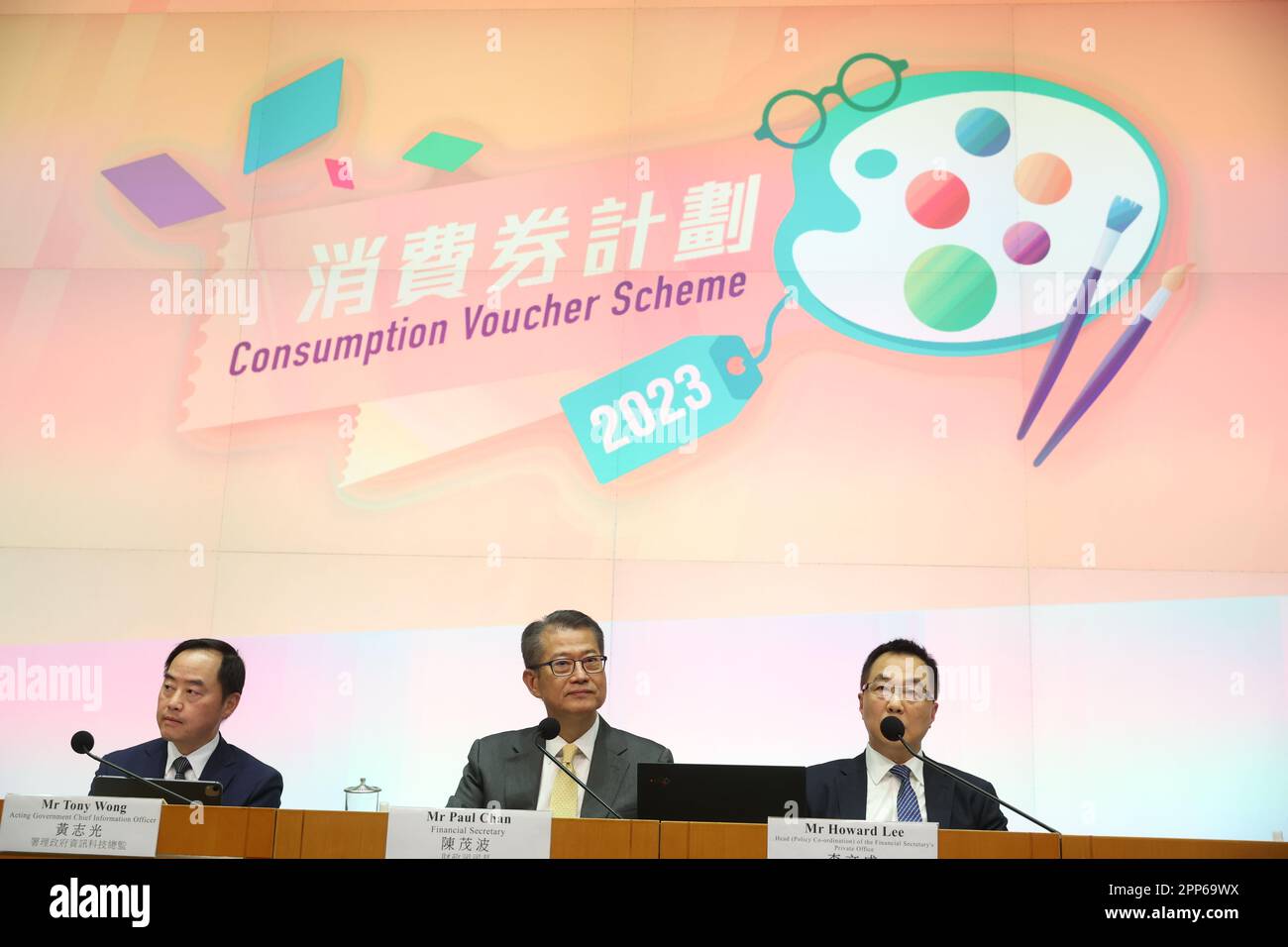 (L-R) Howard Lee man-sing, Leiter (Policy Co-ordination) des Kabinetts des Finanzministers; Finanzminister Paul Chan Mo-po und amtierender Chief Information Officer der Regierung Tony Wong Chi-Kwong nehmen an einer Pressekonferenz Teil, um Einzelheiten des 2023-Konsumgutscheinsystems in den zentralen Regierungsbüros bekannt zu geben, Tamar.10MAR23 SCMP/Yik Yeung-man Stockfoto