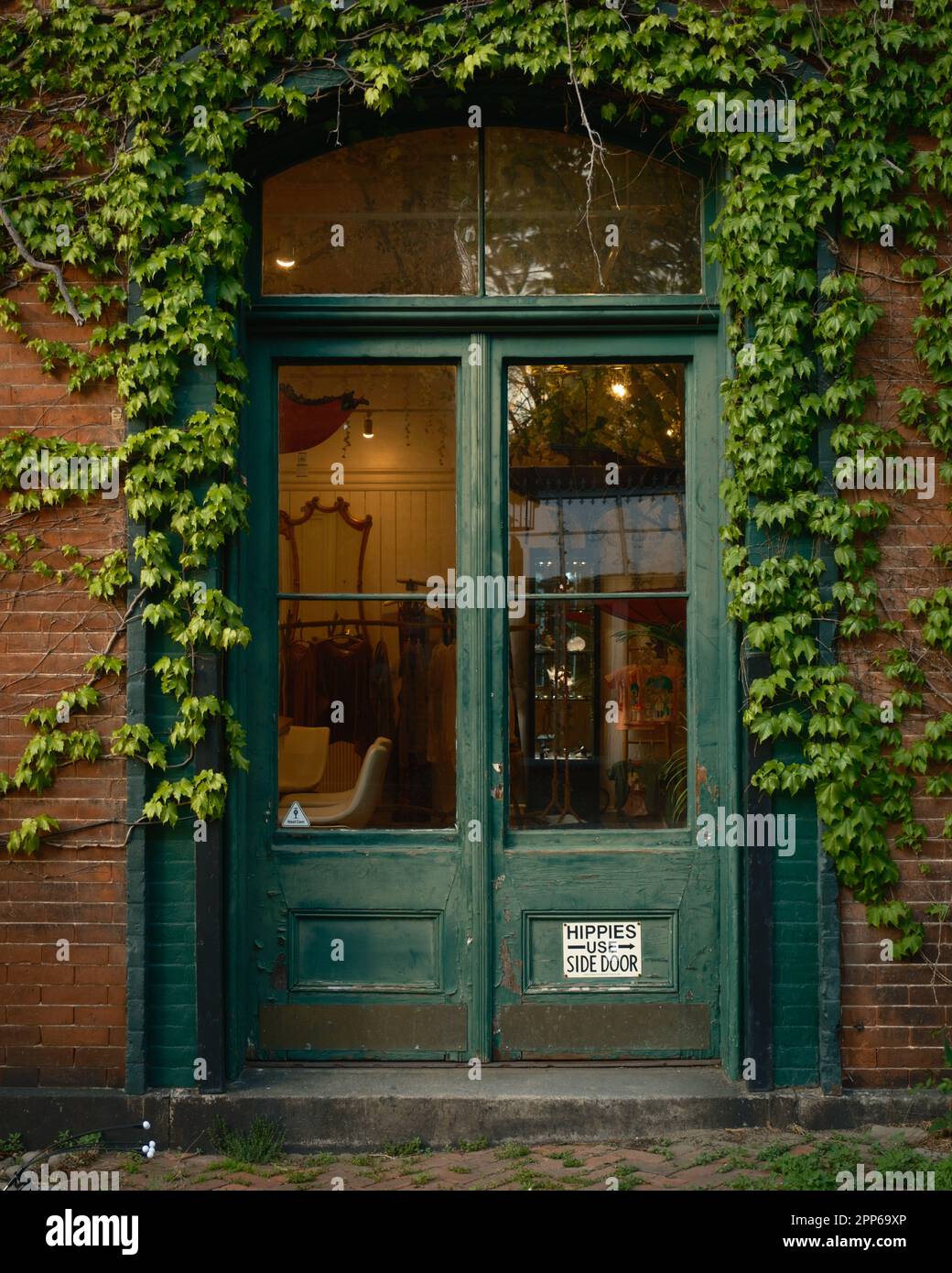 "Hippies benutzen die Seitentür" -Schild, Cold Spring, New York Stockfoto