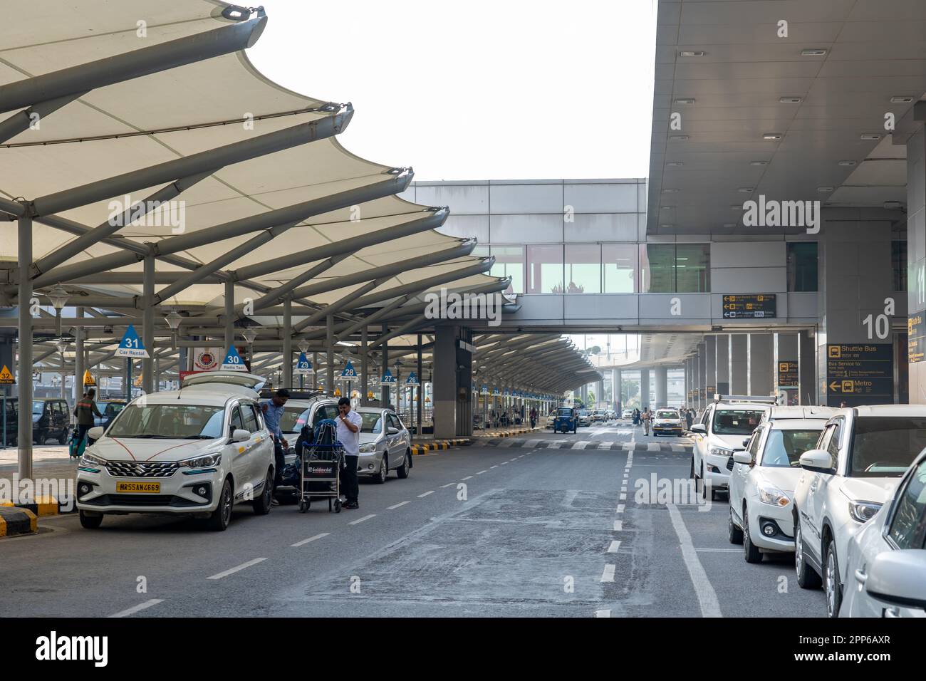 Taxistand am Indira Gandhi International Airport in Delhi, Indien Stockfoto