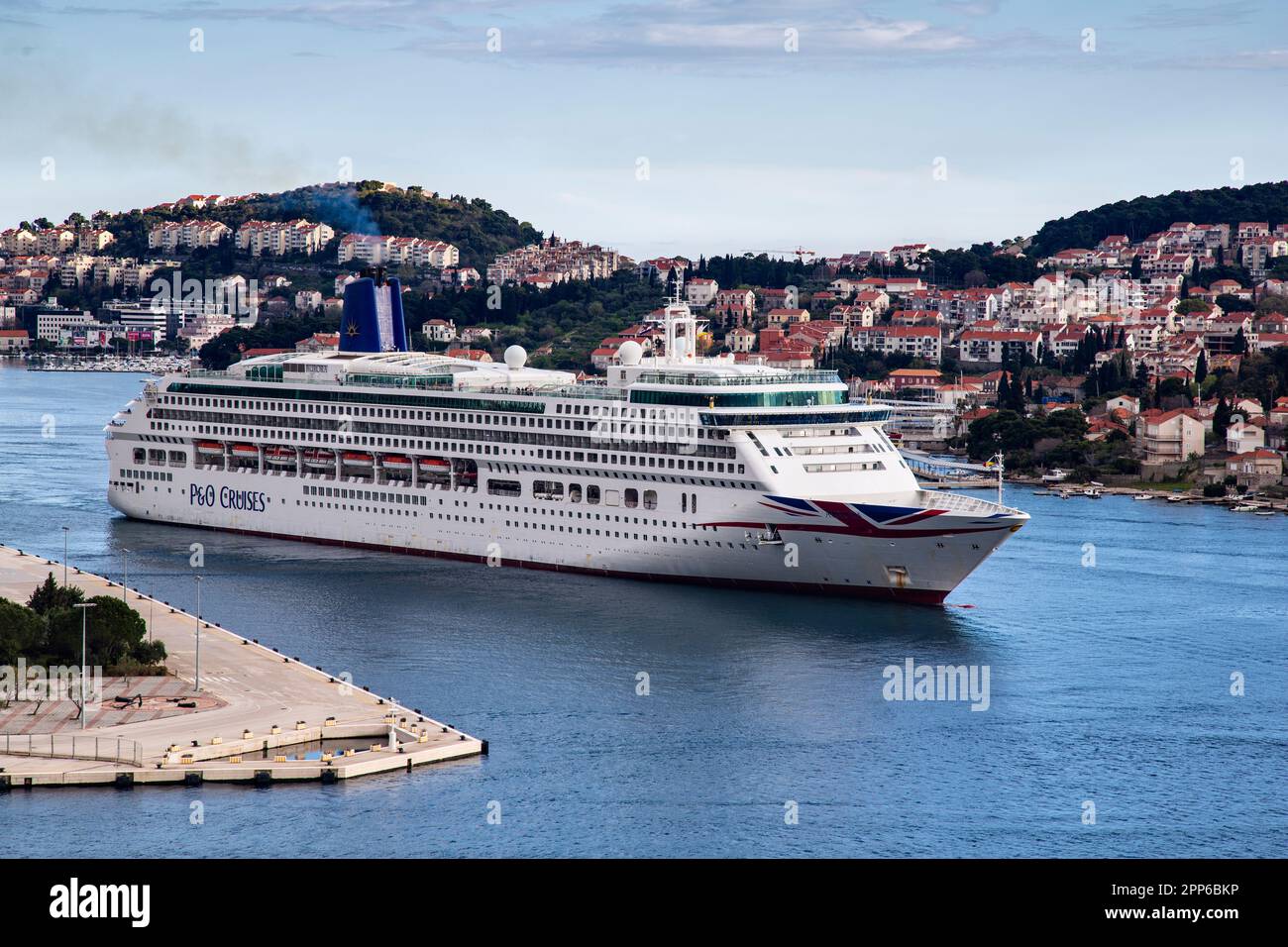 P & O-Kreuzfahrt „die Aurora“ mit Abfahrt vom Hafen Dubrovnik. Stockfoto