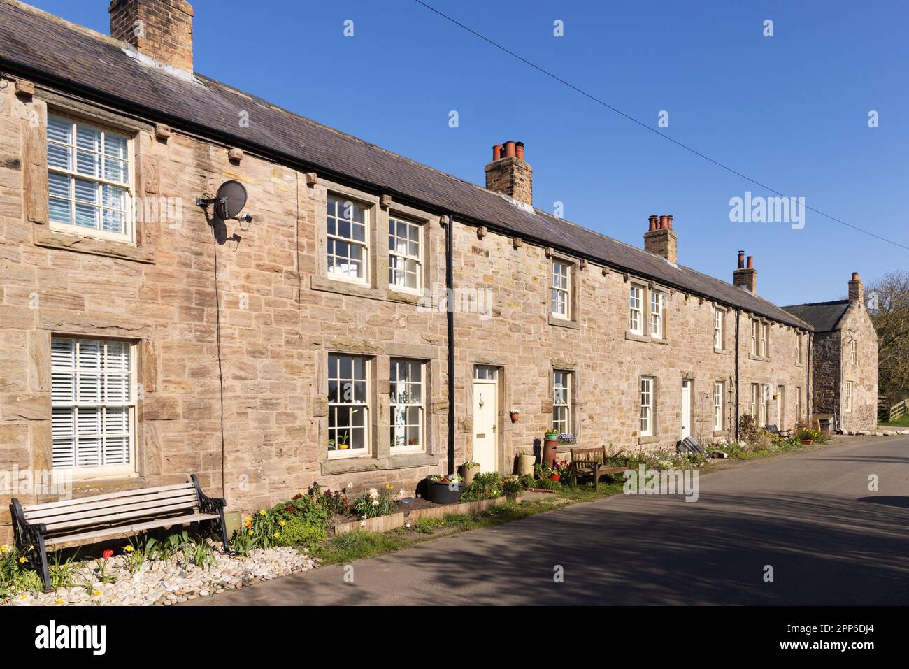 Terrassenhäuser UK; Terrassenhäuser aus Stein - eine Reihe von Terrassenhäusern im Dorf Newton, Northumberland England UK Stockfoto