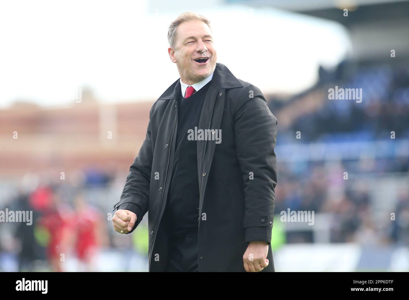 Hartlepool, Großbritannien. 22. April 2023. Crawley Town Manager Scott Lindsey feiert am Samstag, den 22. April 2023, während des Spiels der Sky Bet League 2 zwischen Hartlepool United und Crawley Town im Victoria Park, Hartlepool, Vollzeit. (Foto: Michael Driver | MI News) Guthaben: MI News & Sport /Alamy Live News Stockfoto