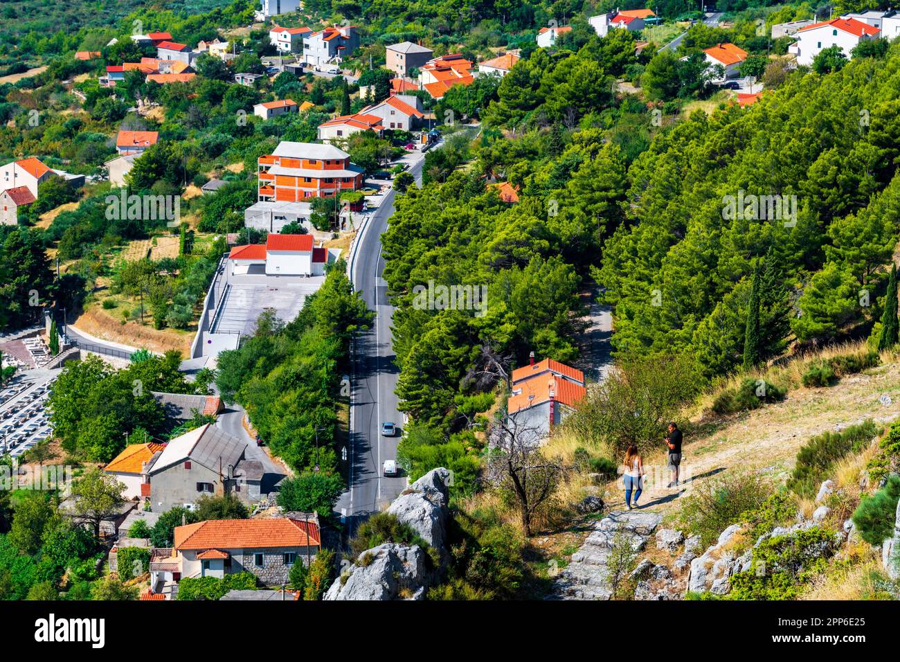 Eine malerische Aussicht auf eine ruhige Stadt mit üppigem Grün. Stockfoto