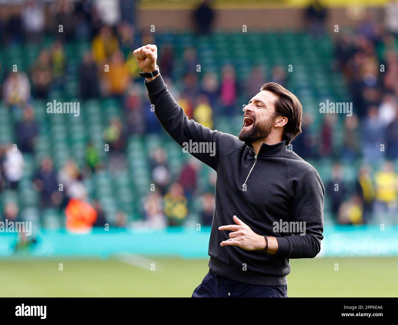 Norwich, Großbritannien. 22. April 2023. Swansea City Manager Russell Martin feiert den Sieg am Ende des Sky Bet Championship-Spiels zwischen Norwich City und Swansea City in der Carrow Road am 21. 2023. April in Norwich, England. (Foto: Mick Kearns/phcimages.com) Kredit: PHC Images/Alamy Live News Stockfoto