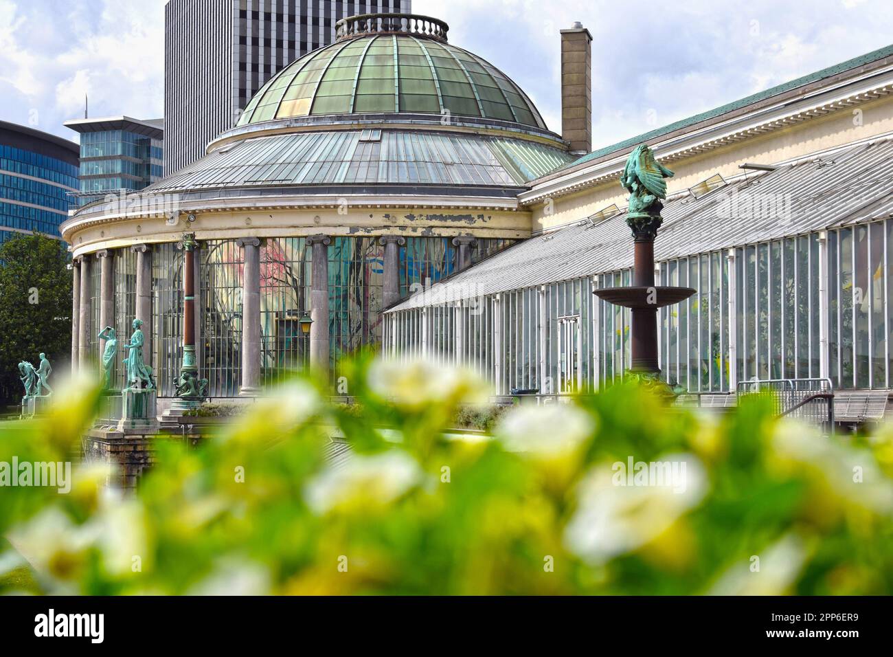 Brüssel, Belgien - 3. JANUAR 2016: der Botanische Garten mit seinen alten Skulpturen und rotunde ist offen für die Öffentlichkeit ganzjährig. Stockfoto