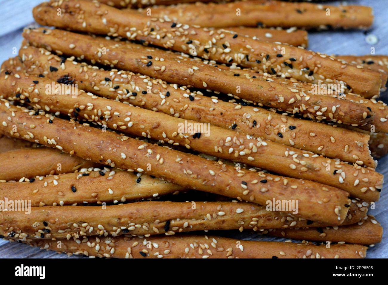 Ein Haufen Brotstangen, auch bekannt als Grissini, grissino oder ...