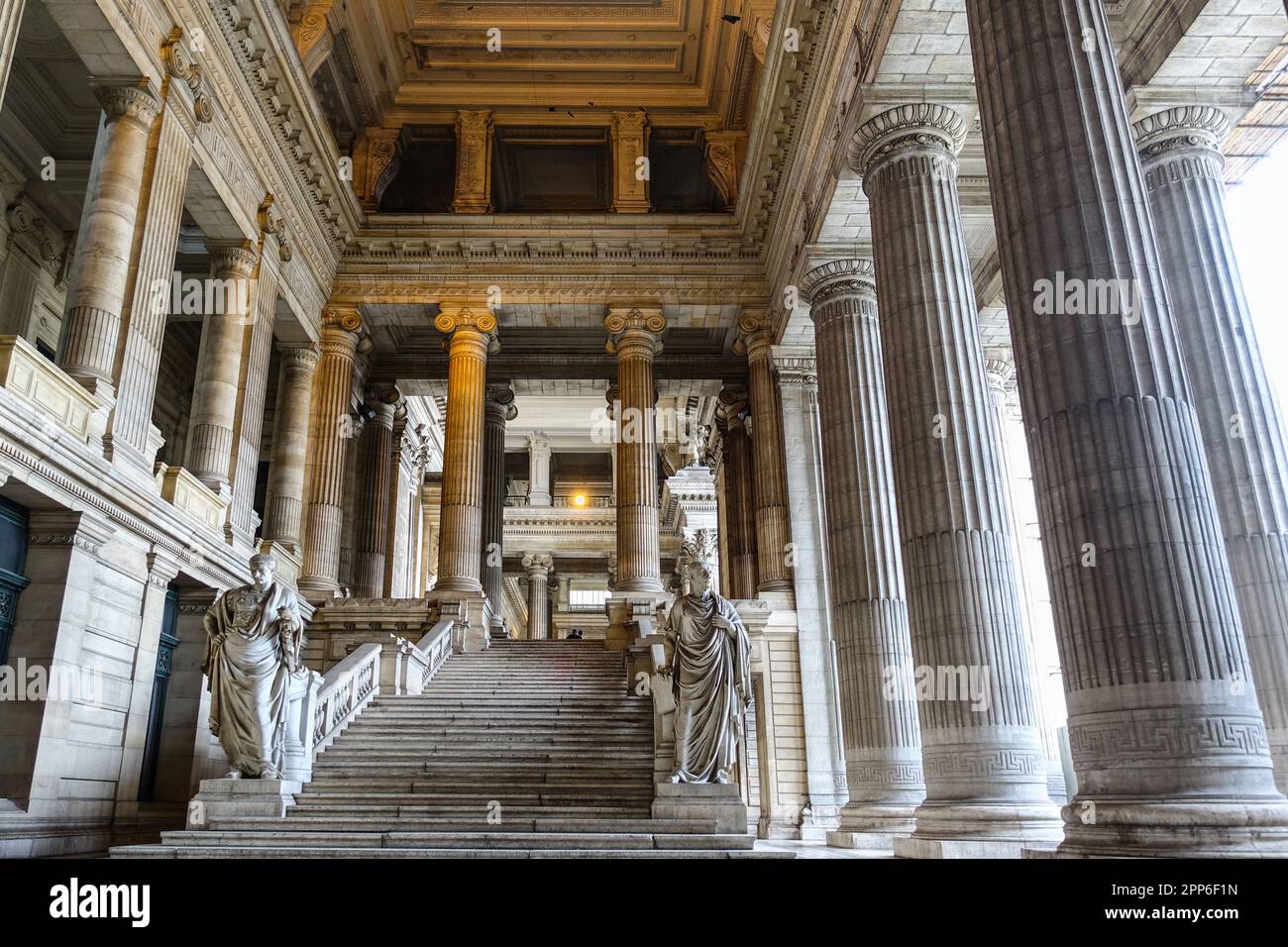 BRÜSSEL, BELGIEN - 4. AUGUST 2016: Justizpalast in Brüssel, Belgien, erbaut 1866-1883 vom Architekten Joseph Poelaert in den eklektischen und neoklassischen Stockfoto