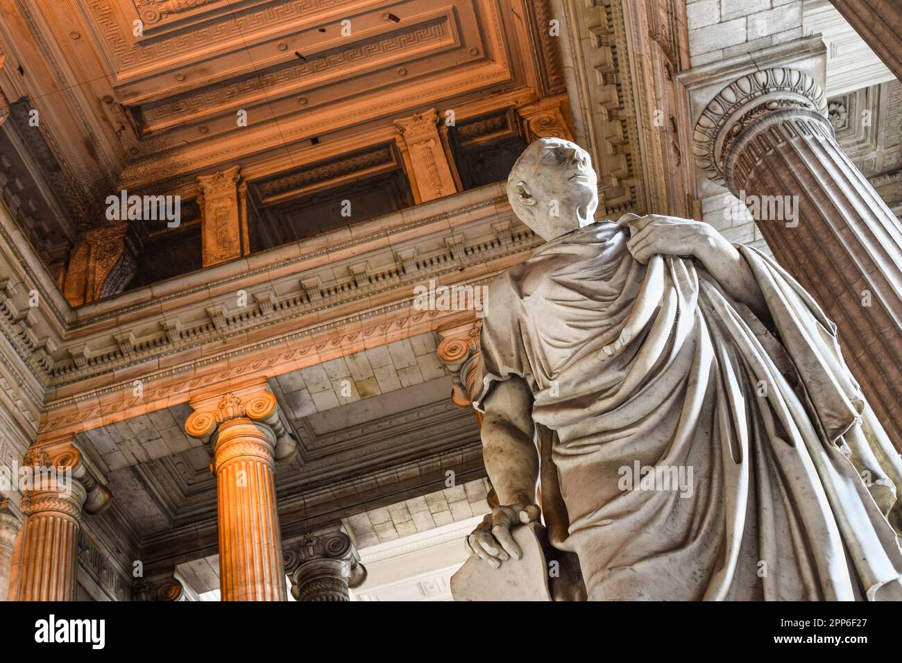 BRÜSSEL, BELGIEN – 3. JANUAR 2016: Justice Palace, Brüssel, Belgien, Architekt Joseph Poelaert, in vielseitigem Stil. Statue des alten Cicero Stockfoto
