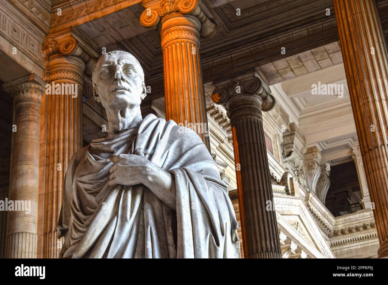 BRÜSSEL, BELGIEN – 3. JANUAR 2016: Justice Palace, Brüssel, Belgien, Gebaut von Architekt Joseph Poelaert. Die Statue von Cicero Stockfoto