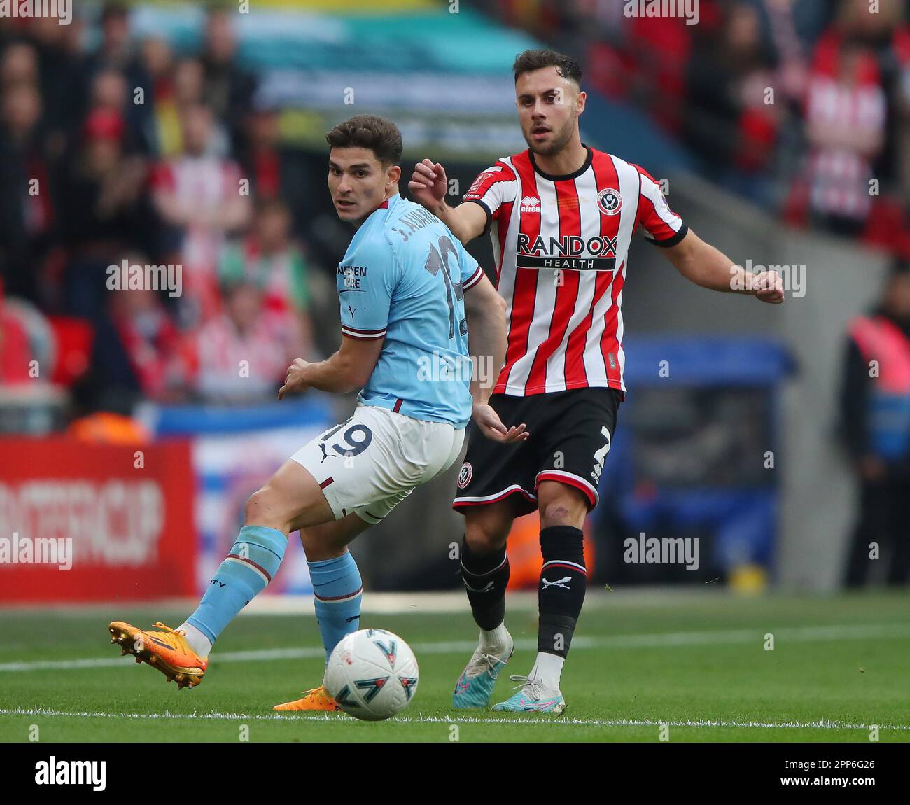 London, Großbritannien. 22. April 2023. George Baldock von Sheffield Utd und Julian Alvarez von Manchester City während des FA Cup-Spiels im Wembley Stadium, London. Das Bild sollte lauten: Paul Thomas/Sportimage Credit: Sportimage Ltd/Alamy Live News Stockfoto