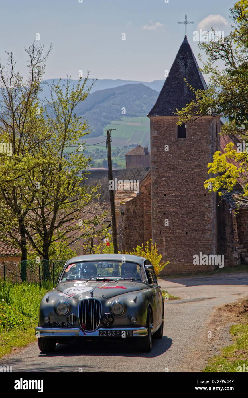 BERZE, FRANKREICH, 19. April 2023 : vom 17. Bis 22. April fährt 32. Tour Auto alte Autos von Paris zur französischen Riviera. Tour Auto ist die Fortsetzung eines Stockfoto