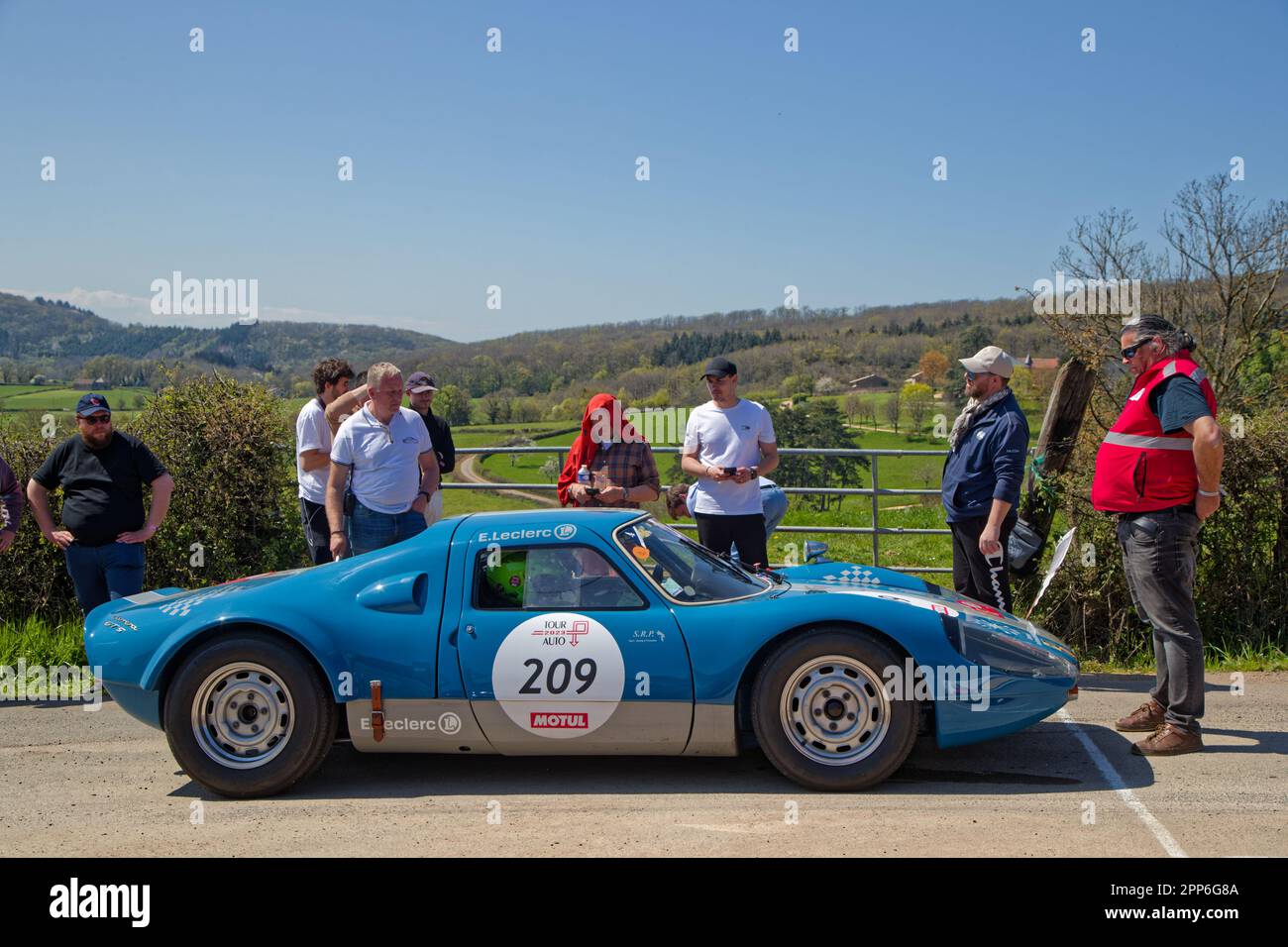 BERZE, FRANKREICH, 19. April 2023 : vom 17. Bis 22. April fährt 32. Tour Auto alte Autos von Paris zur französischen Riviera. Tour Auto ist die Fortsetzung eines Stockfoto
