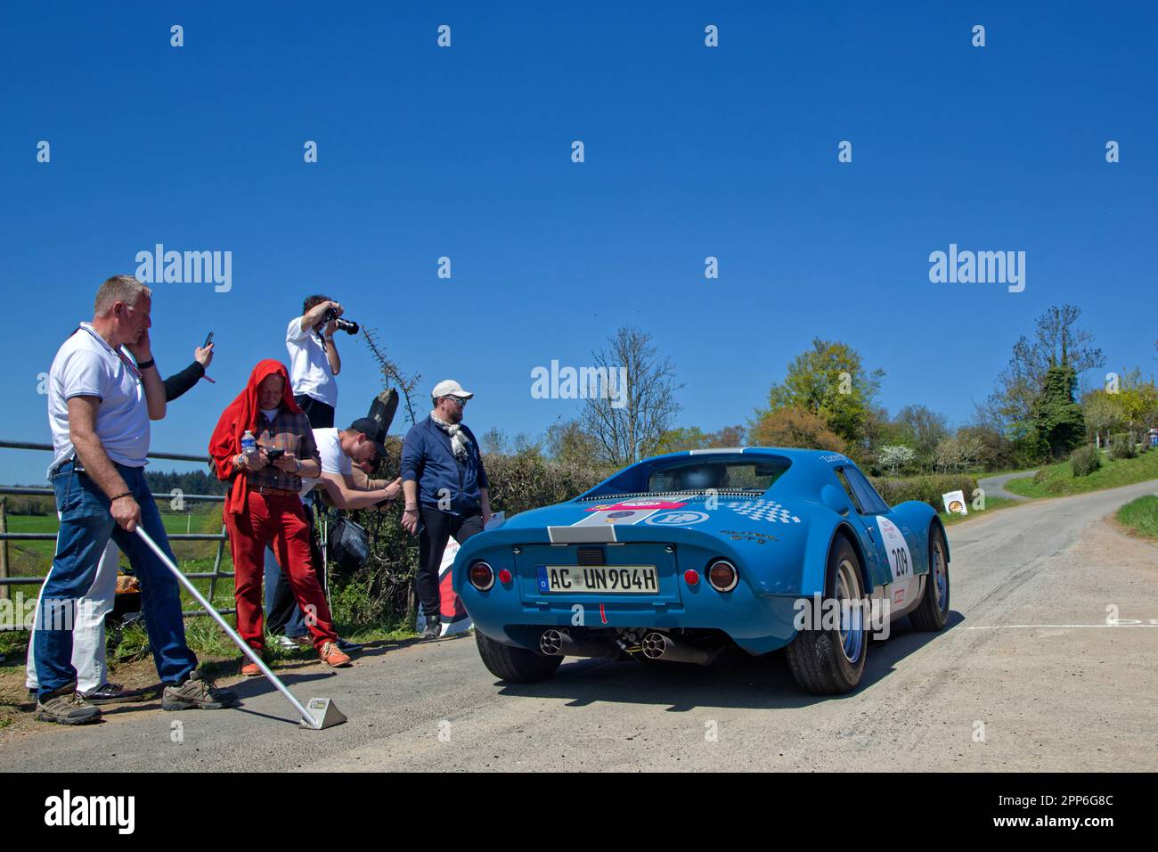 BERZE, FRANKREICH, 19. April 2023 : vom 17. Bis 22. April fährt 32. Tour Auto alte Autos von Paris zur französischen Riviera. Tour Auto ist die Fortsetzung eines Stockfoto