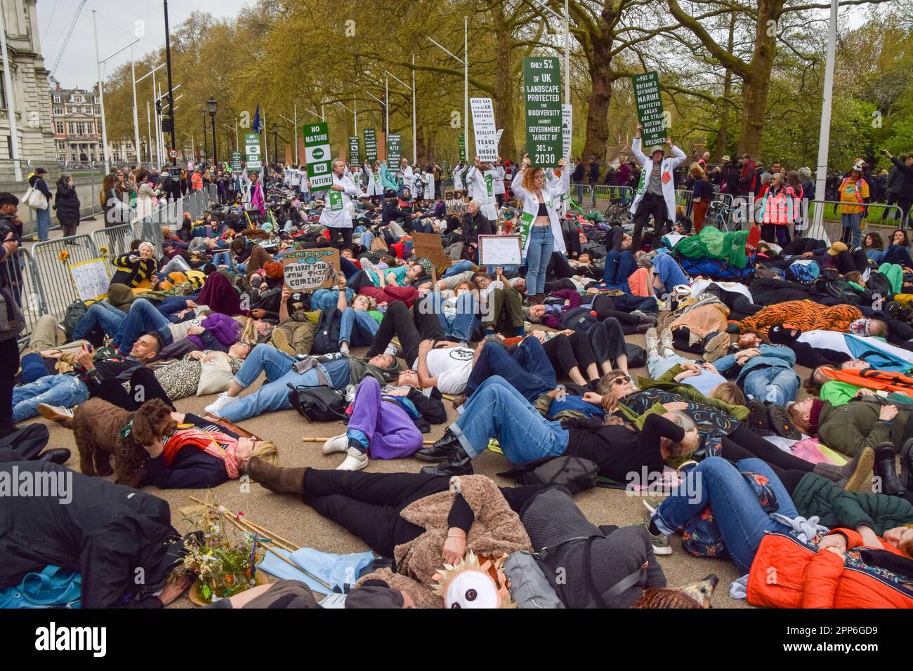 London, Großbritannien. 22. April 2023 Wissenschaftler halten Zeichen, als Tausende von Menschen am Tag der Erde und am zweiten Tag des viertägigen Protests, der von der Ausrottung der Rebellion und zahlreichen anderen Gruppen organisiert wurde, in der Horse Guards Road und am Parliament Square gegen die Zerstörung der Natur, den Verlust der biologischen Vielfalt und den Klimawandel protestieren. Kredit: Vuk Valcic/Alamy Live News Stockfoto