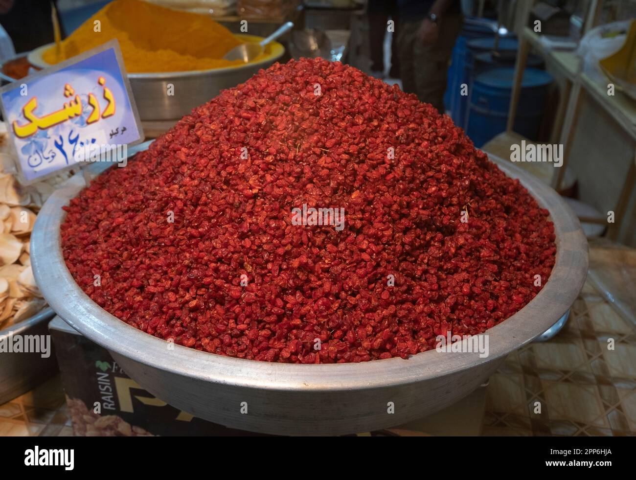 Eine große Platte mit Berbeeren auf einem lokalen Markt. Auch Iranian Zereshk oder Zarshak Shireen genannt, die in der persischen Küche verwendet werden. Im Iran Stockfoto