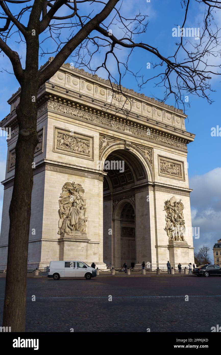 Arc de Triomphe an einem Frühlingsmorgen mit ein paar Touristen und Autos in Paris, Frankreich. 25. März 2023. Stockfoto