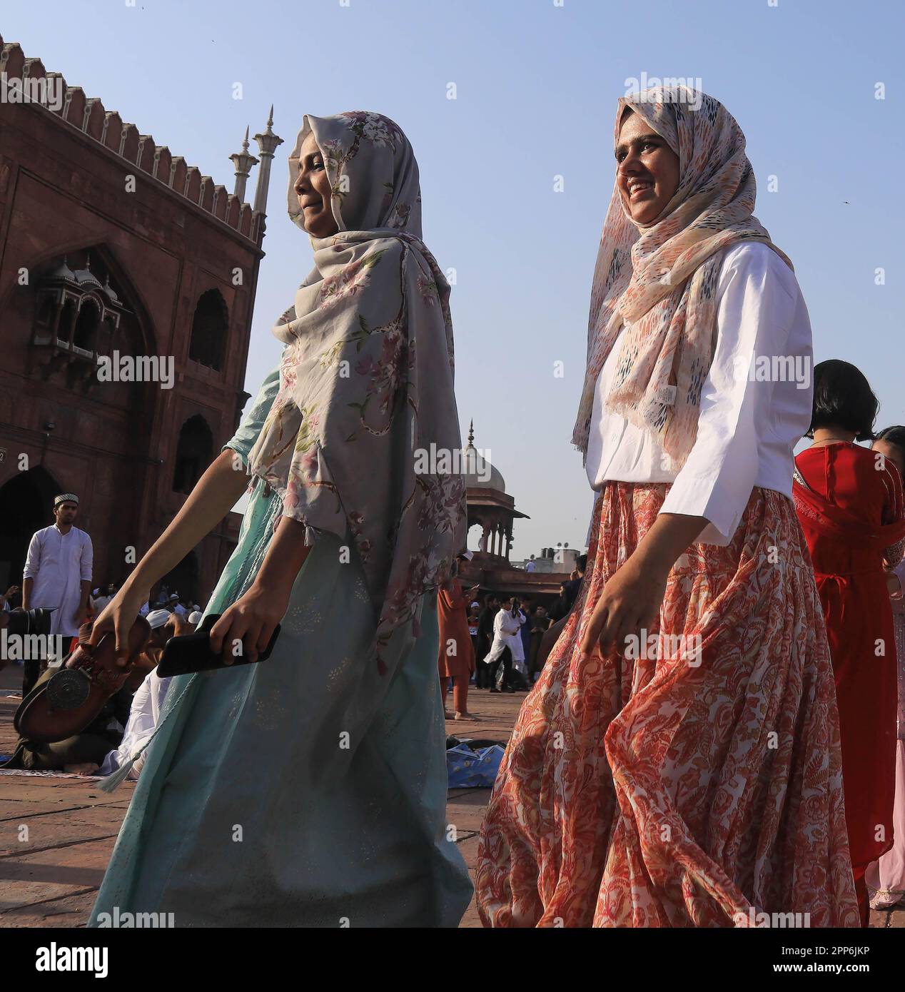 NeuDelhi, Indien. 22. April 2023. Muslimische Frauen, die nach dem Beten von Eid alFitr in der