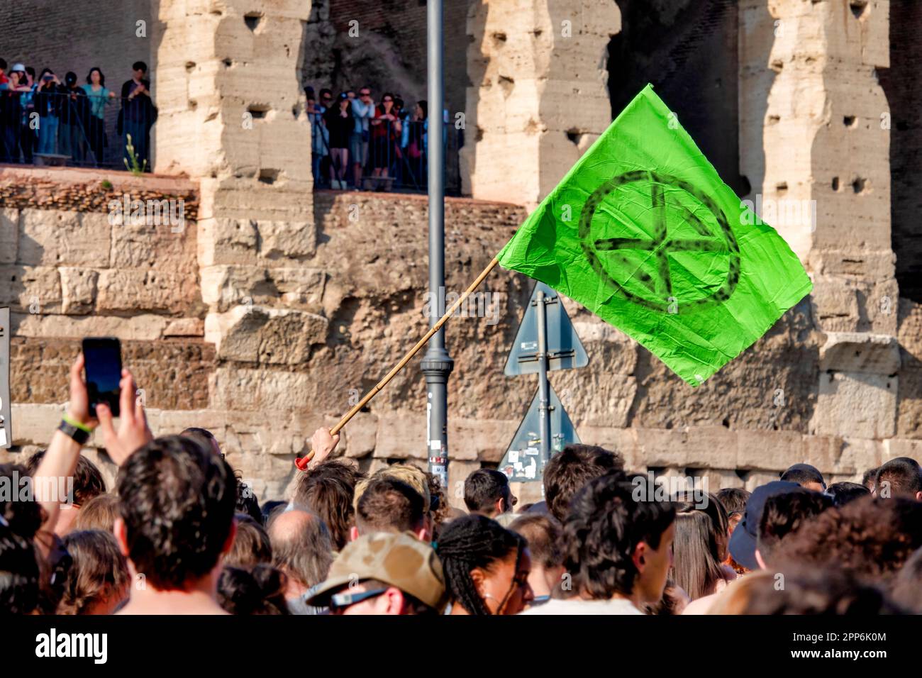 Rom, Italien, 22 04 2023 - Flagge des Aussterbens Rebellion beim protestmarsch "Ultima Generazione" am Erdentag Stockfoto