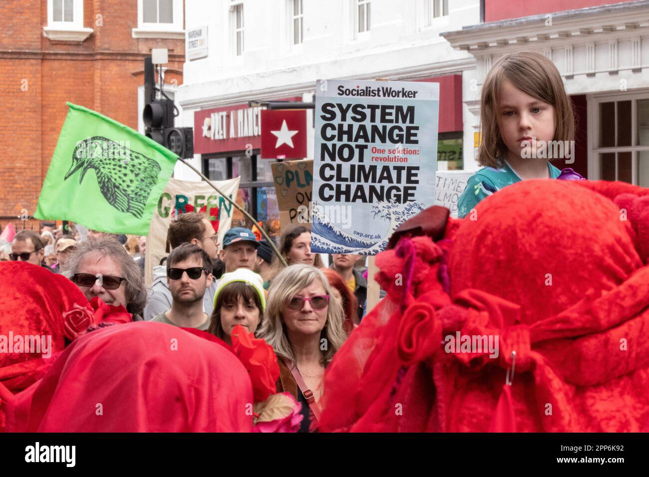 London, Vereinigtes Königreich 22. April 2023. Mitglieder der "Red Rebel Brigade" bei der Extinction Rebellion, The Big One, Tag 2, (samstag). Es ging um den „Big One march for Biodiversity“, der mit „die in“ endete. Mitglieder der "Red Rebel Brigade" und "Green Spirits" nahmen Teil, London United Kingdom Picture garyroberts/worldwidefeatures.com Credit: GaryRobertsphotography/Alamy Live News Credit: GaryRobertsphotography/Alamy Live News Stockfoto