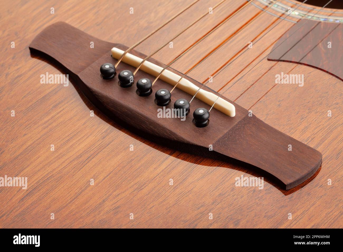 Acoustic Gitarrenbrücken-Sattelmutter-Makro Stockfoto