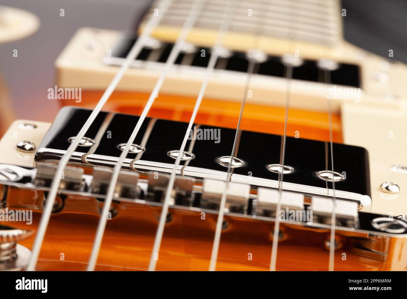 Elektrische Gitarrensaiten nehmen Makroaufnahmen auf Stockfoto