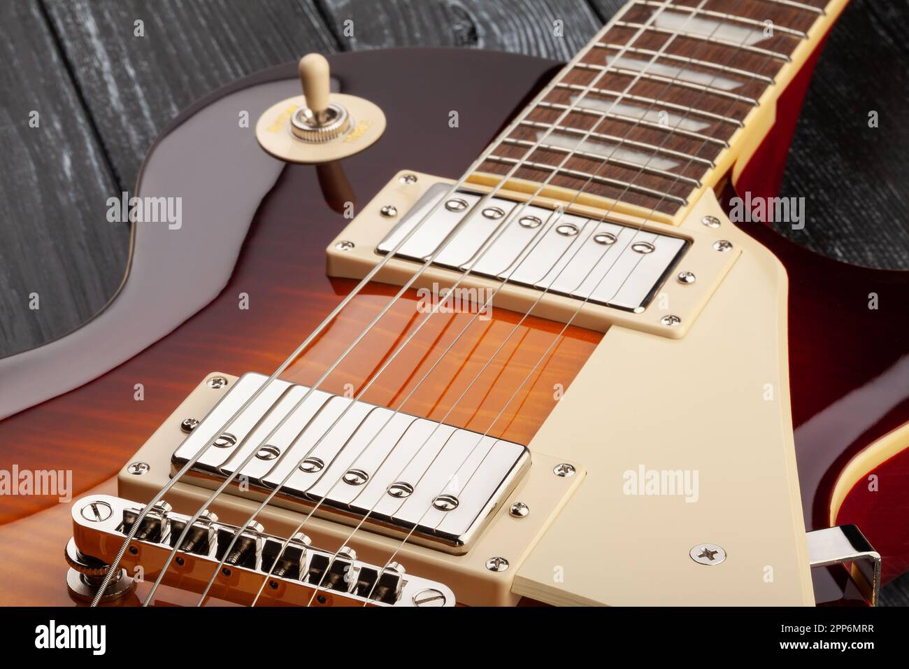 Elektrische Gitarrenkarosserien auf Holzhintergrund Stockfoto