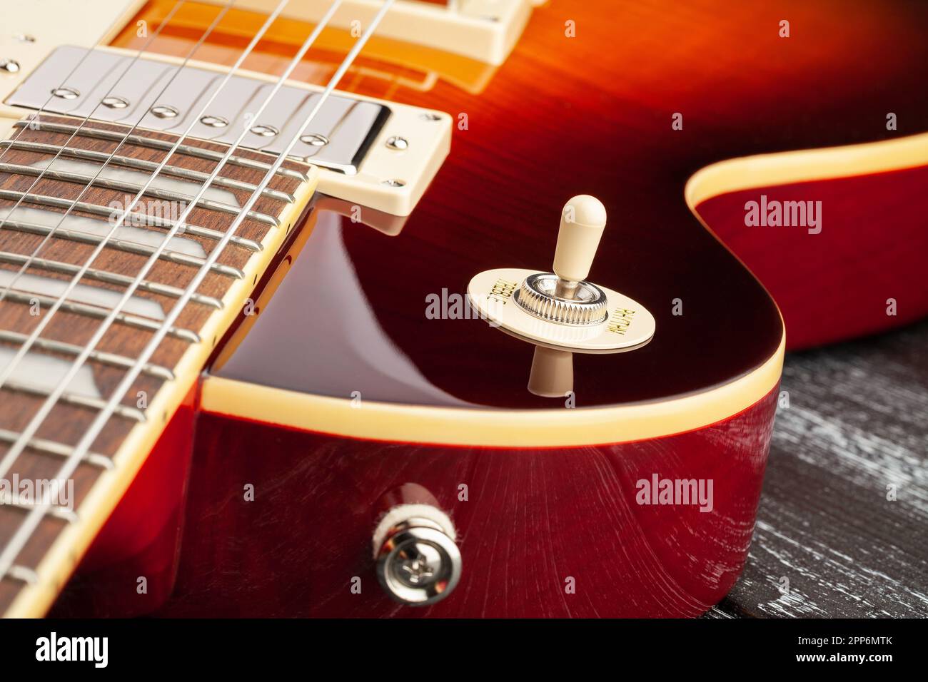 Elektrischer Gitarrenabnehmer auf Holzhintergrund Stockfoto