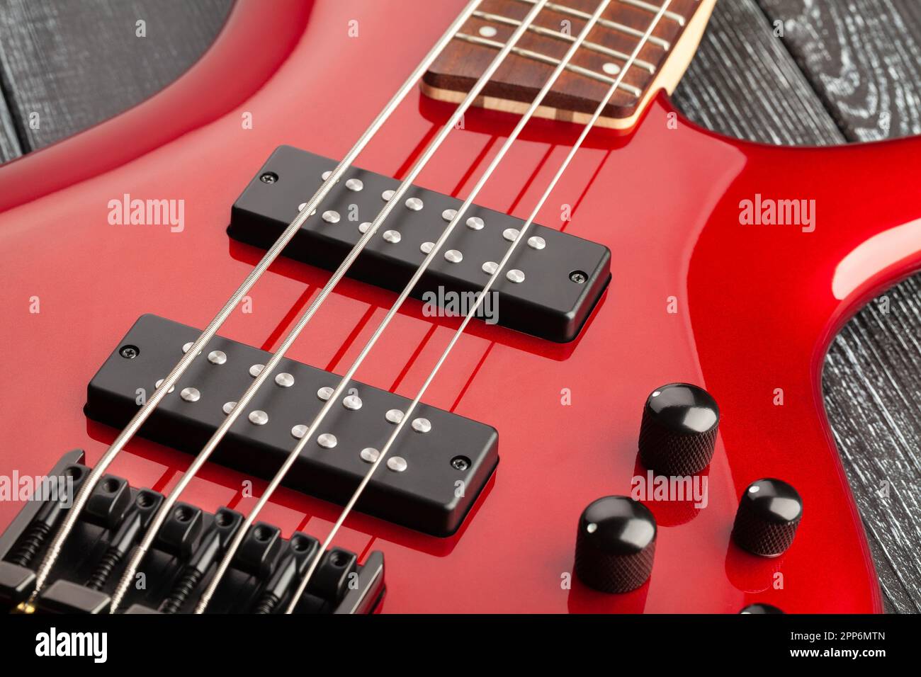 Bassgitarre auf Holzhintergrund Stockfoto