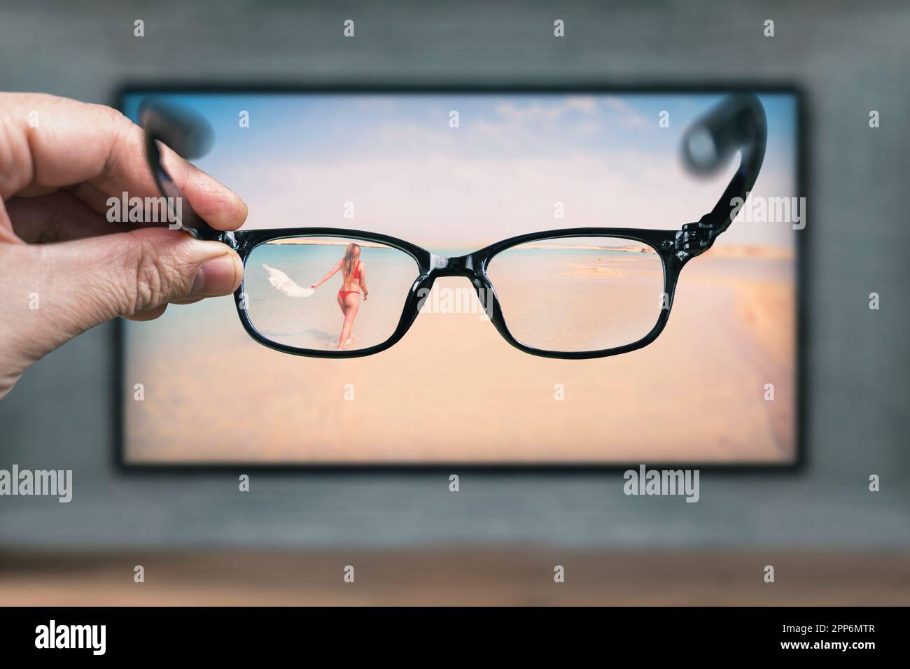 Klassische Brille vor dem Fernseher. Brille zum Anzeigen eines  Stereobildes. Schutzbrille vor negativen Auswirkungen des Monitors bei  Arbeiten am Stockfotografie - Alamy