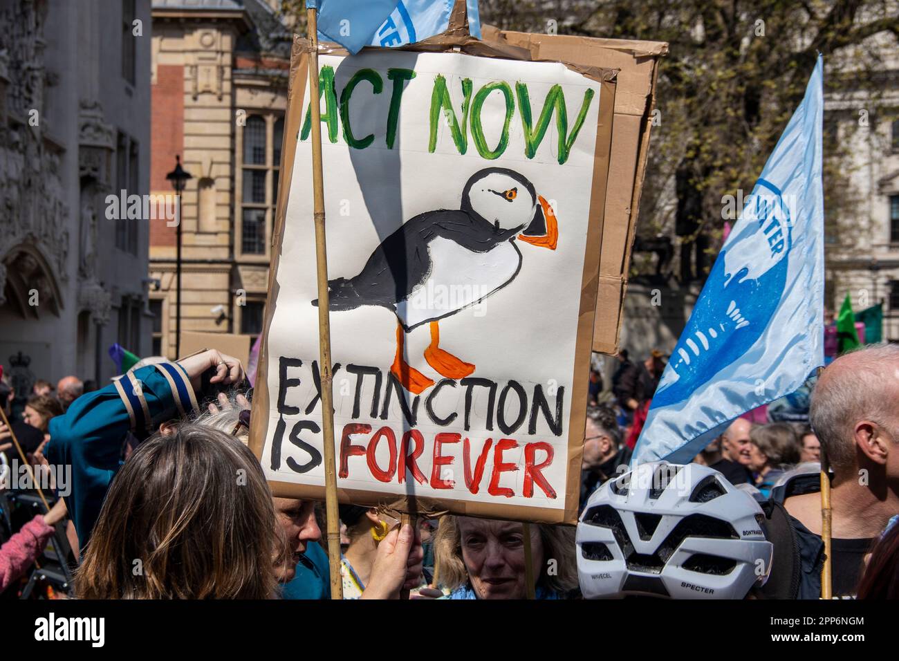 London, Großbritannien. 22. April 2023. Die Ausrottungsrebellion und andere Wahlkampfgruppen sind am zweiten Tag eines viertägigen Protests auf dem Parlamentsplatz. Die Demonstranten haben erklärt, dass sie ihre Maßnahmen verstärken werden, wenn die britische Regierung ihre beiden Forderungen nach dem Klimawandel bis Dienstag, den 5. April, um 24. Uhr nicht erfüllt. Die Aktivisten fordern ein Ende aller Lizenzen, Finanzierungen und Genehmigungen für neue Öl- und Gasprojekte sowie die Einrichtung von „Notfall-Bürgerversammlungen“ zur Bewältigung der Klimakrise. Kredit: Sinai Noor/Alamy Live News Stockfoto