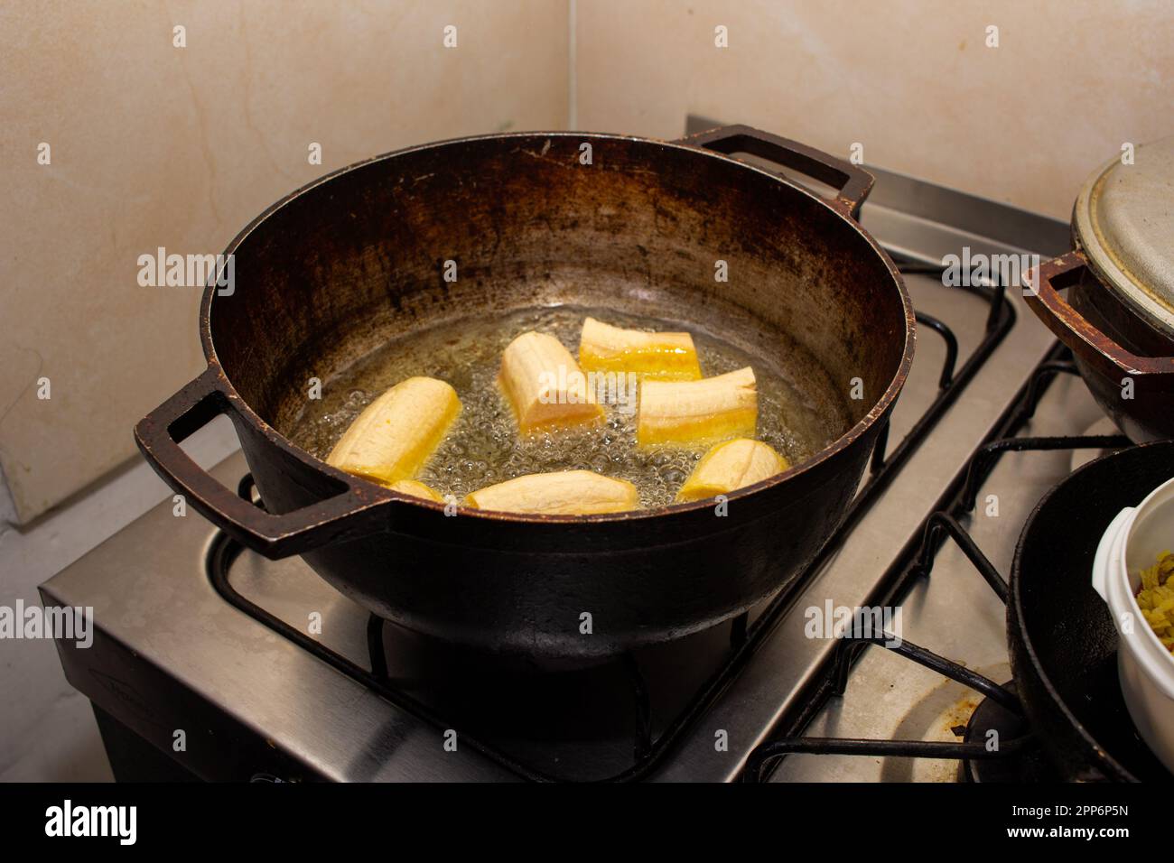 Mehlbananen mit Öl in einer Pfanne braten Stockfoto