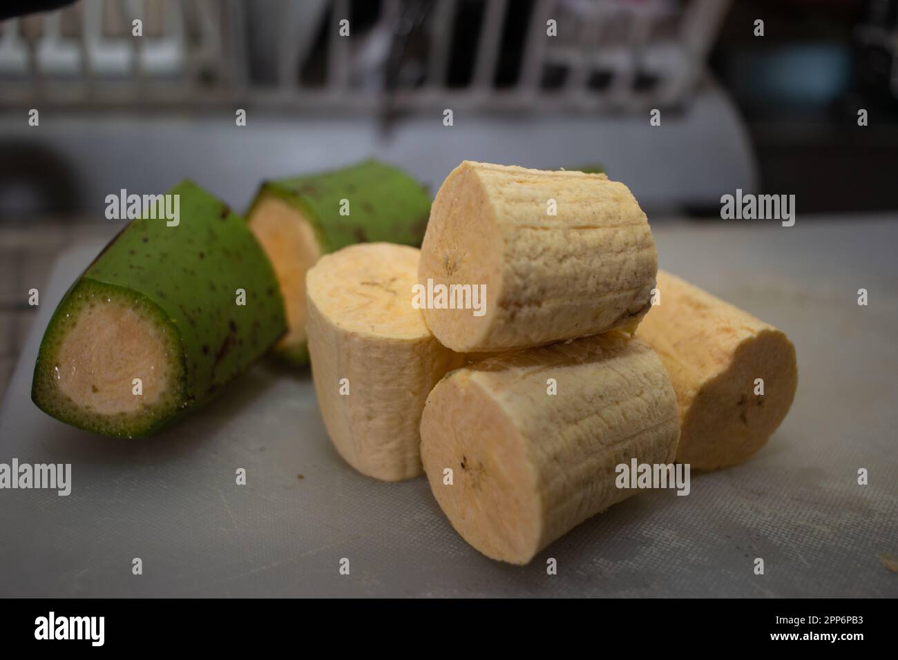 Grüne Banane in Stücke geschnitten Stockfoto