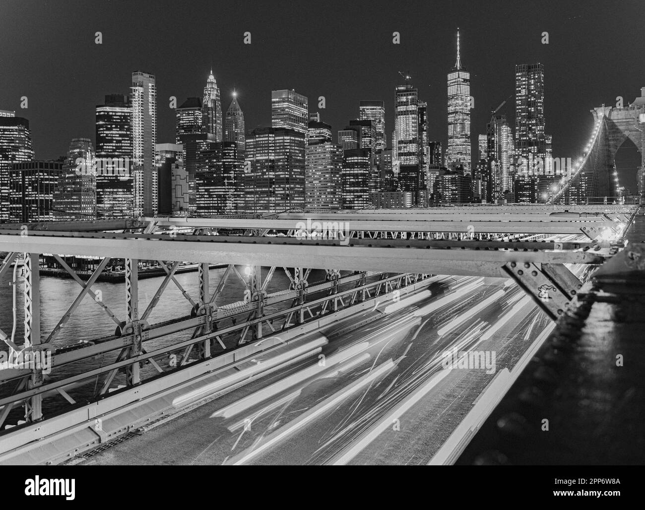 Brooklyn Bridge mit Auto und Skyline im Hintergrund Stockfoto
