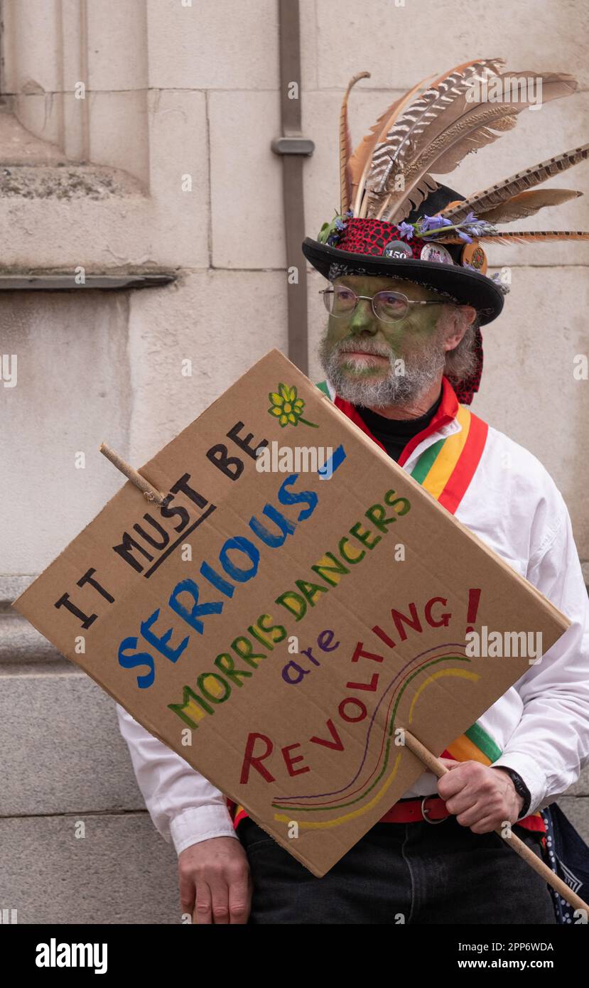 London, Vereinigtes Königreich 22. April 2023. Morris Dancer bei Extinction Rebellion, The Big One, Tag 2, (samstag). Es ging um den „Big One march for Biodiversity“, der mit „die in“ endete. Am 22. April 2023 nahmen Mitglieder der "Roten Rebellen-Brigade" und der "Grünen Geister" Teil. London Vereinigtes Königreich Picture garyroberts/worldwidefeatures.com Kredit: GaryRobertsphotography/Alamy Live News Kredit: GaryRobertsphotography/Alamy Live News Stockfoto