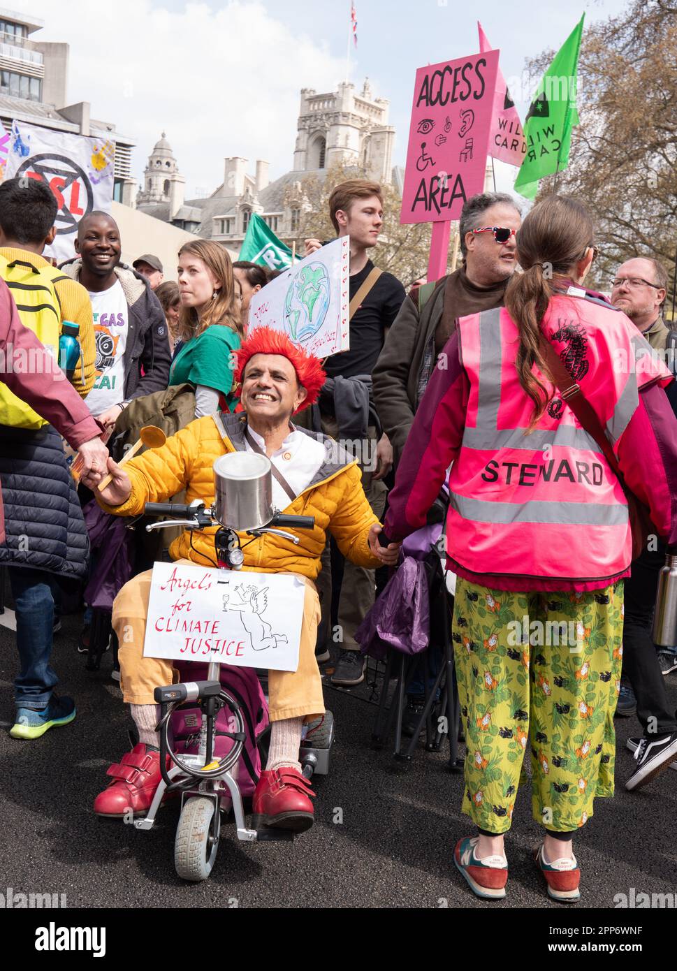 London, Vereinigtes Königreich 22. April 2023. Extinction Rebellion, The Big One, Tag 2, (samstag). Es ging um den „Big One march for Biodiversity“, der mit „die in“ endete. Mitglieder der "Red Rebel Brigade" und "Green Spirits" nahmen Teil, London United Kingdom Picture garyroberts/worldwidefeatures.com Credit: GaryRobertsphotography/Alamy Live News Credit: GaryRobertsphotography/Alamy Live News Stockfoto