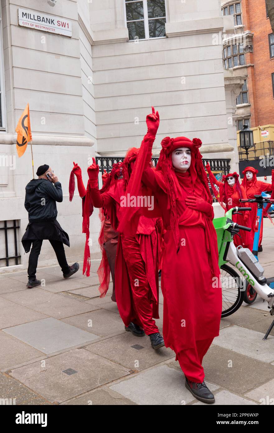 London, Vereinigtes Königreich 22. April 2023. "Red Rebels Brigade" bei Millbank Extinction Rebellion, The Big One, Tag 2, (samstag). Es ging um den „Big One march for Biodiversity“, der mit „die in“ endete. Mitglieder der "Red Rebel Brigade" und "Green Spirits" nahmen am 22. April 2023 Teil.London Vereinigtes Königreich Picture garyroberts/worldwidefeatures.com Kredit: GaryRobertsphotography/Alamy Live News Kredit: GaryRobertsphotography/Alamy Live News Stockfoto