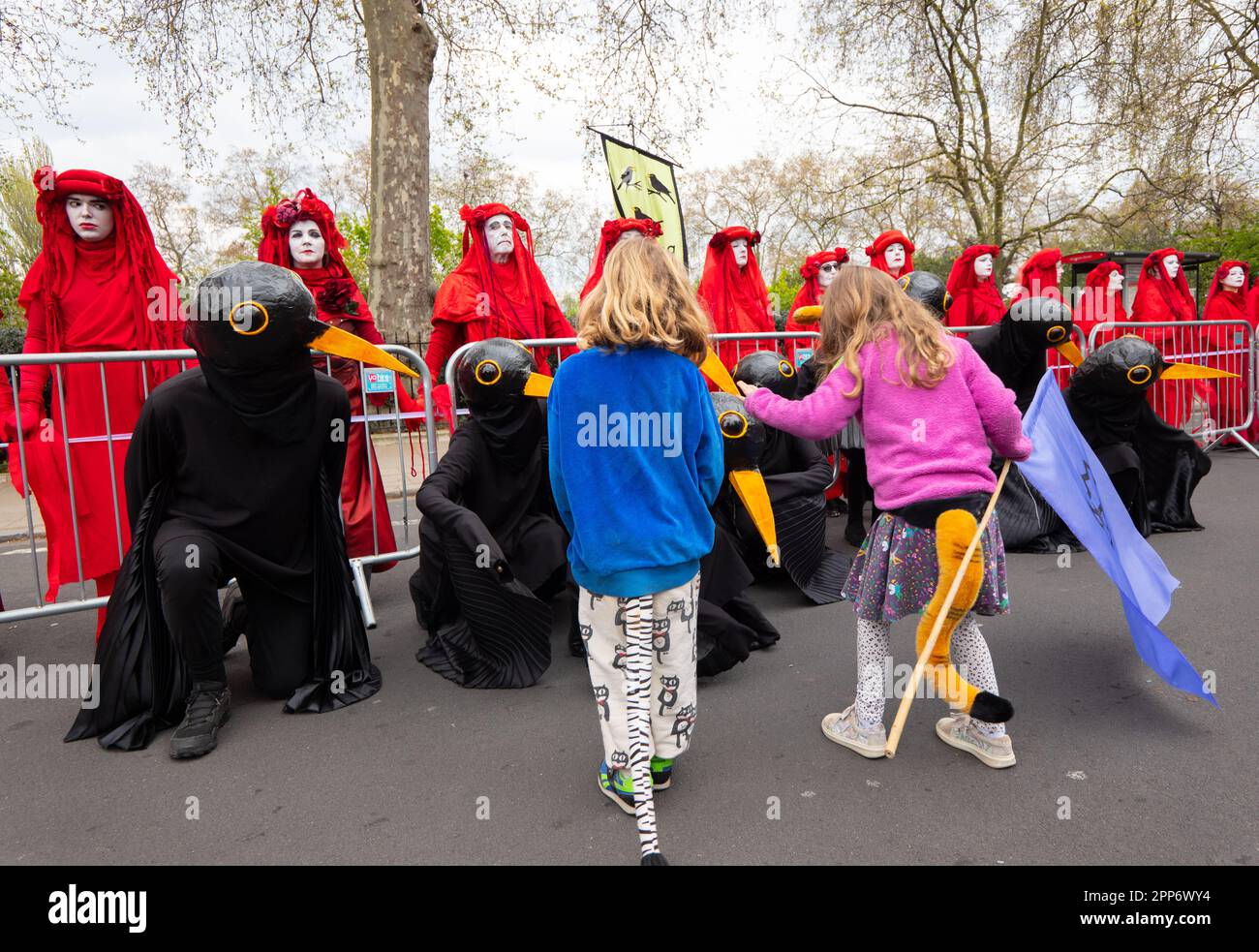 London, Vereinigtes Königreich 22. April 2023. "Red Rebels Brigade" bei der Ausrottung Rebellion mit Amseln, der große, Tag 2, (samstag). Es ging um den „Big One march for Biodiversity“, der mit „die in“ endete. Mitglieder der "Red Rebel Brigade" und "Green Spirits" nahmen am 22. April 2023 Teil.London Vereinigtes Königreich Picture garyroberts/worldwidefeatures.com Kredit: GaryRobertsphotography/Alamy Live News Kredit: GaryRobertsphotography/Alamy Live News Stockfoto