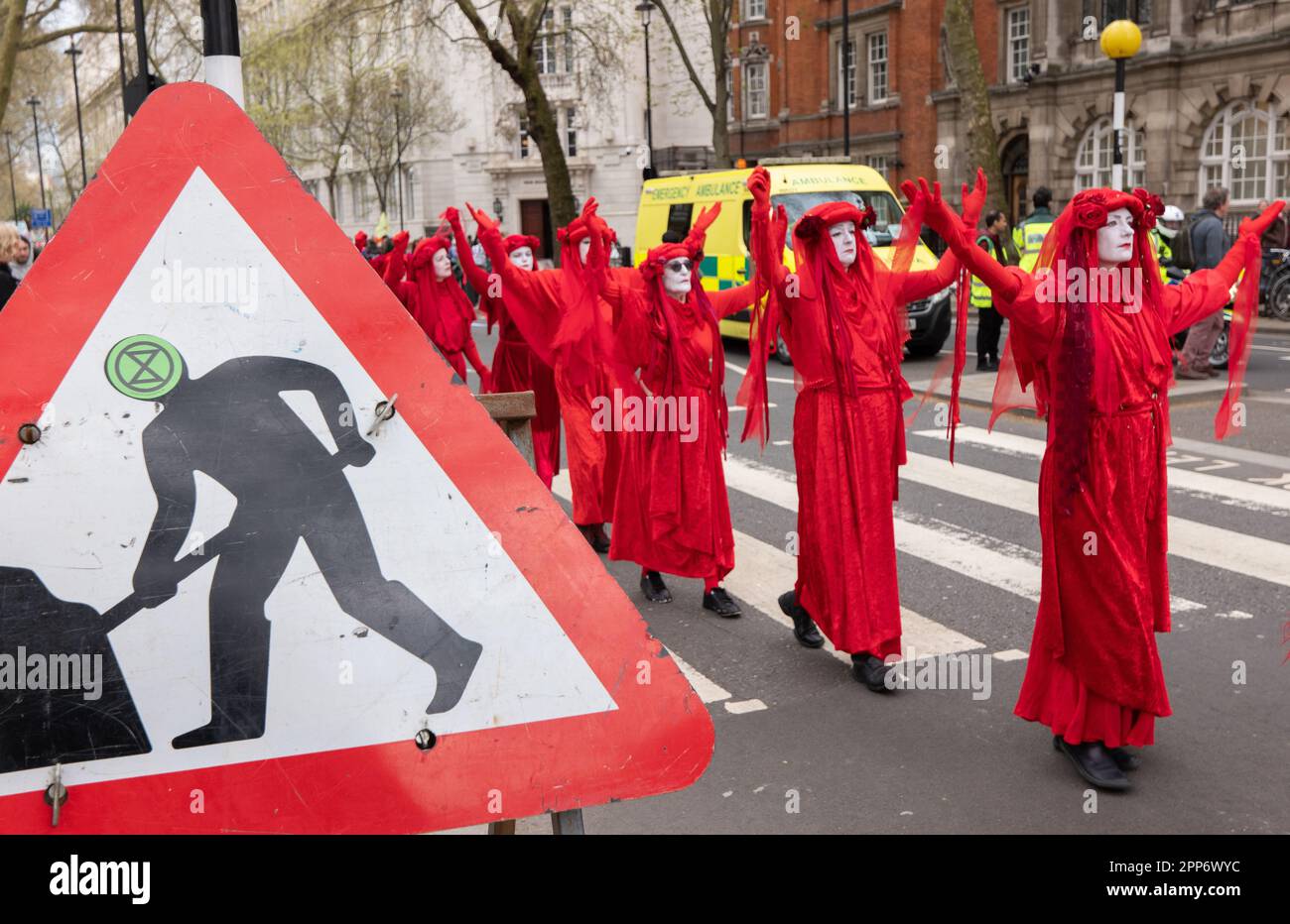 London, Vereinigtes Königreich 22. April 2023. "Red Rebels Brigade" bei der Extinction Rebellion, The Big One, Tag 2, (samstag). Es ging um den „Big One march for Biodiversity“, der mit „die in“ endete. Mitglieder der "Red Rebel Brigade" und "Green Spirits" nahmen am 22. April 2023 Teil.London Vereinigtes Königreich Picture garyroberts/worldwidefeatures.com Kredit: GaryRobertsphotography/Alamy Live News Kredit: GaryRobertsphotography/Alamy Live News Stockfoto