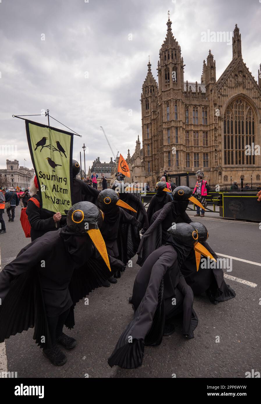 London, Vereinigtes Königreich 22. April 2023. Black Birds at Extinction Rebellion, The Big One, Tag 2, (samstag). Es ging um den „Big One march for Biodiversity“, der mit „die in“ endete. Mitglieder der "Red Rebel Brigade" und "Green Spirits" nahmen am 22. April 2023 in London Teil. Picture garyroberts/worldwidefeatures.com Credit: GaryRobertsphotography/Alamy Live News Credit: GaryRobertsphotography/Alamy Live News Stockfoto