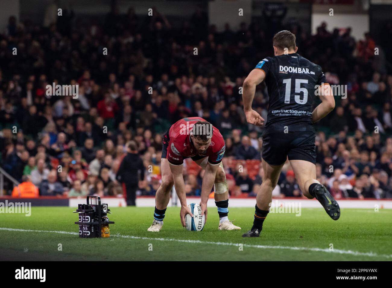 Thomas Young of Cardiff versucht es beim United Rugby Championship Match Ospreys vs Cardiff Rugby im Principality Stadium, Cardiff, Großbritannien, 22. April 2023 (Foto: Craig Thomas/News Images) Stockfoto