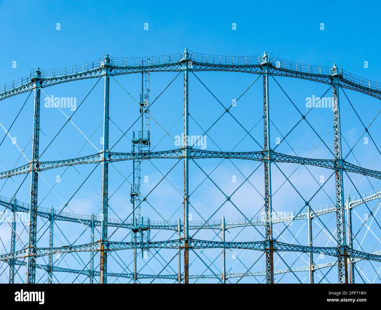 Granton Gas Holder Against Blue Sky, Edinburgh, Schottland, UK Stockfoto