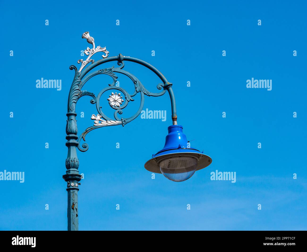 Nahaufnahme der dekorativen altmodischen Straßenbeleuchtung und des blauen Himmels, Leith, Edinburgh, Schottland, Großbritannien Stockfoto