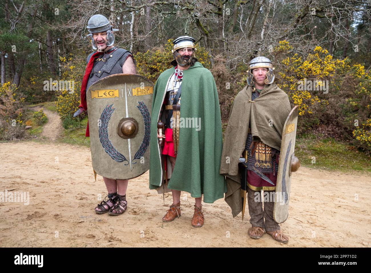 Butser IX Legion, drei Männer in römischen Soldatenkostümen in Hampshire, England, Großbritannien Stockfoto