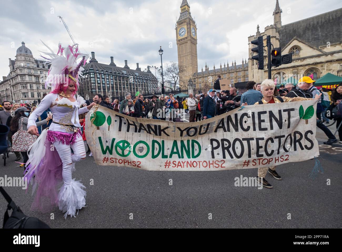 London, Großbritannien. Vielen Dank an die alten Waldschützer - Tänzer am Parliament Square. Viele Tausende von Rebellion-Anhängern marschieren von einer Kundgebung außerhalb der Westminster Abbey am Earth Day, um die Natur und alle vom Aussterben bedrohten Arten zu ehren und zu respektieren. Sie wurden von Schlagzeugern in Blöcken angeführt und hielten an mehreren Stellen an, um Vogelgesang auf all ihren Telefonen zu spielen. So viele nahmen Teil, dass sich das stille Sterben für verlorene und bedrohte Arten, das für den Parliament Square geplant war, von der Lambeth Bridge bis zum St. James's Park ausbreitete. Peter Marshall/Alamy Live New Stockfoto